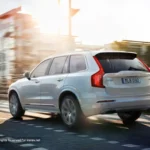 بررسی ولوو XC90 پلاگین هیبرید ۲۰۲۵ با پیمایش بهبودیافته